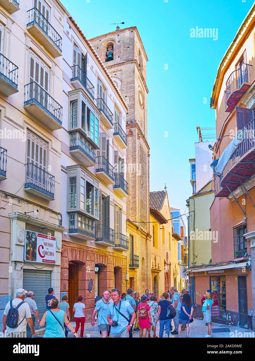 MALAGA, Spagna - 26 settembre 2019: affollato Calle Granada (street) con vecchi edifici alti e la torre campanaria a pianta quadrata di Santiago Apostol chiesa, sul set Foto Stock