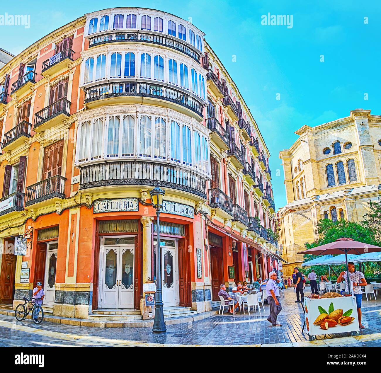 MALAGA, Spagna - 26 settembre 2019: il Mediterraneo classico edificio con facciata ad angolo, grandi balconi e cafe al piano terra in Cister str Foto Stock