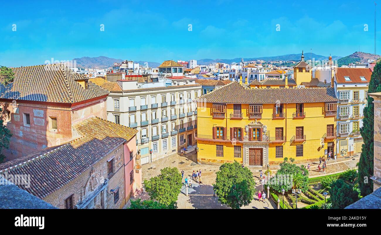 MALAGA, Spagna - 26 settembre 2019: La scena urbana dal tetto della Cattedrale di Malaga con una vista sulla facciata di Zea Salvatierra palazzo in Calle Santa Foto Stock