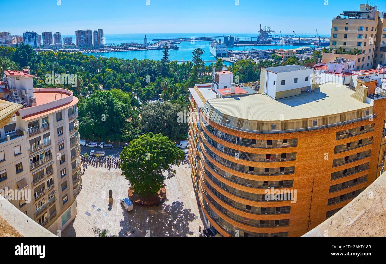 La Cattedrale di tetto ed è il punto di vista di Nizza, osservando la lussureggiante Parque de Malaga (parcheggio) e il moderno porto di yacht e navi da crociera, Spagna Foto Stock