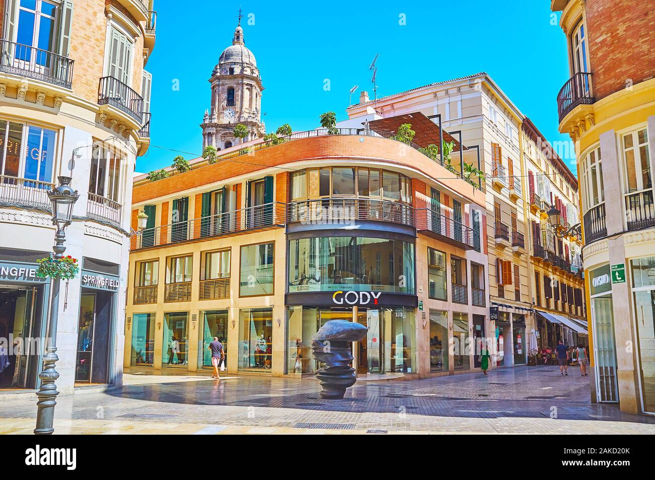 MALAGA, Spagna - 26 settembre 2019: la scultura moderna punti di vista da Tony Cragg, situato in Calle Larios amid edifici classici e fashion st Foto Stock