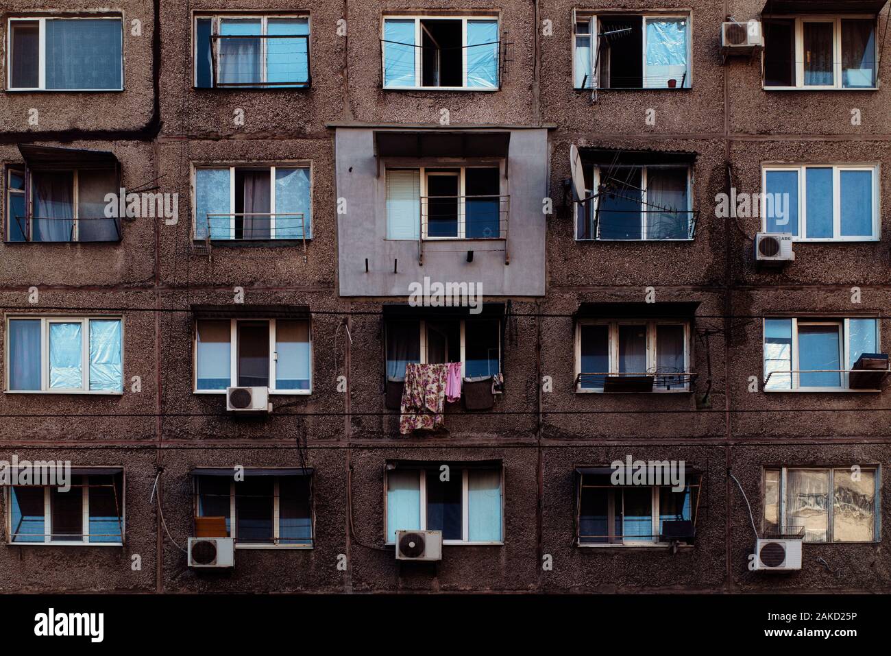 Appartamento di vecchi edifici ad alta,l'architettura interessante. Vecchia architettura. La città vecchia. Frammento di edificio.blocco di appartamenti.Appartamento edificio. Foto Stock