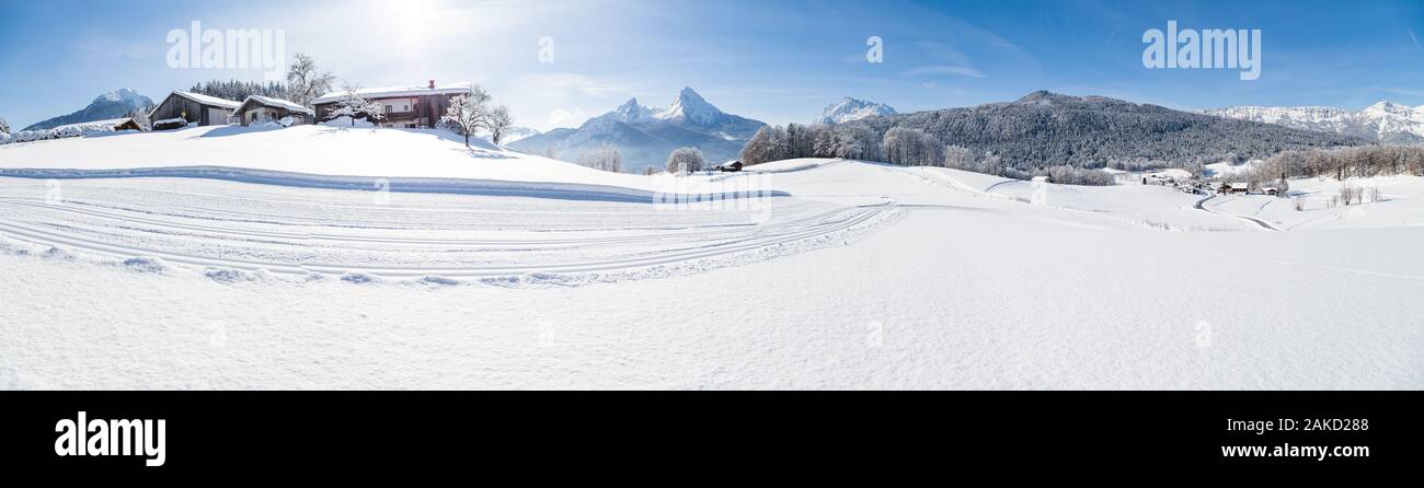 Bellissimo paesaggio invernale sulle Alpi con sci di fondo via in una fredda giornata di sole con cielo blu e nuvole Foto Stock