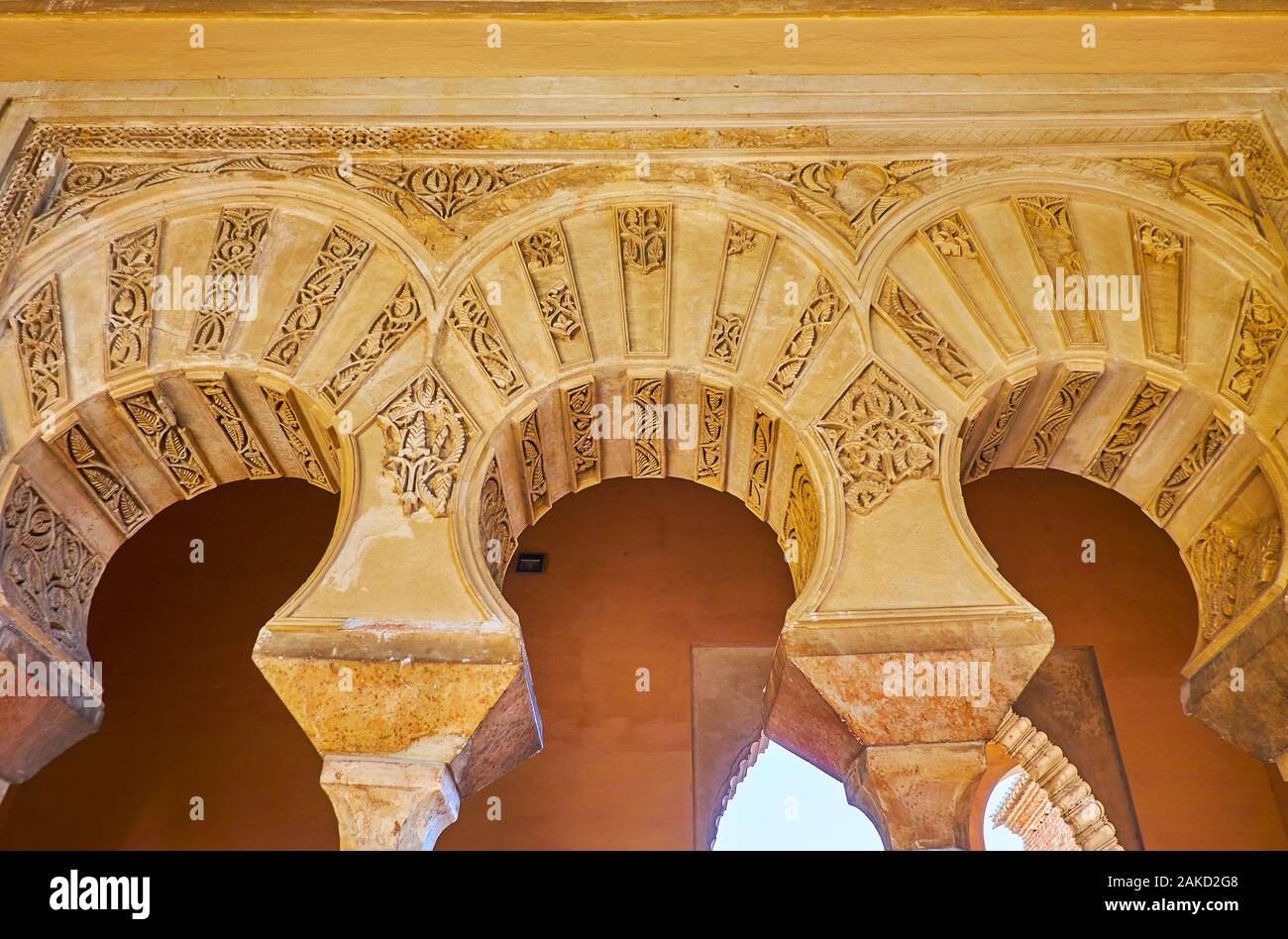 MALAGA, Spagna - 26 settembre 2019: Il ferro di cavallo intagliato arcade del Patio de la alberca in Nasrid Palace (Palacio Nazari) di Alcazaba fortezza, sett Foto Stock