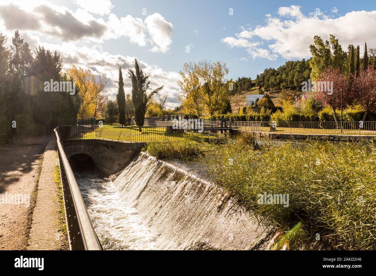 Valladolid, Spagna. Uno dei destini di chiuse (numero 42) del Canal de Castilla (Canal di Castiglia), costruito nel XVIII secolo Foto Stock