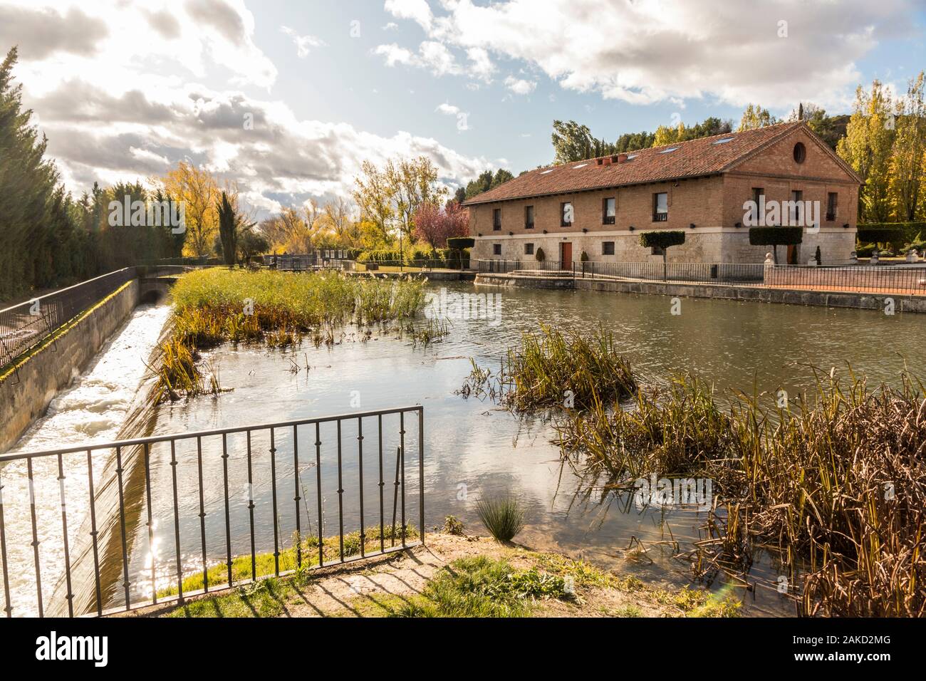 Valladolid, Spagna. Uno dei destini di chiuse (numero 42) del Canal de Castilla (Canal di Castiglia), costruito nel XVIII secolo Foto Stock