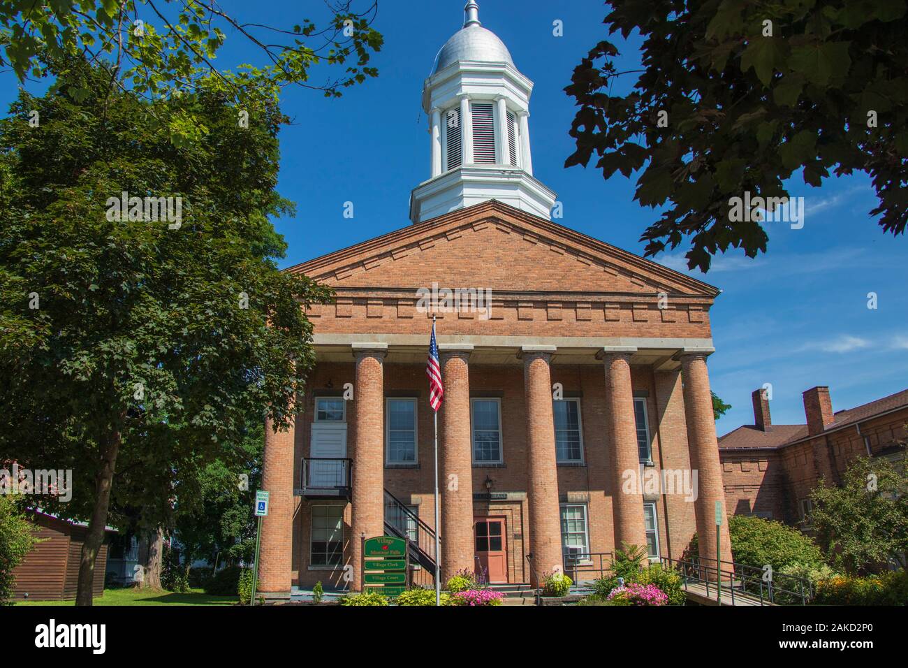 1 agosto 2019 - Finger Lakes, NY, STATI UNITI D'AMERICA: Montour Falls Village Clerk edificio su W Main Street sulla stagione estiva Foto Stock