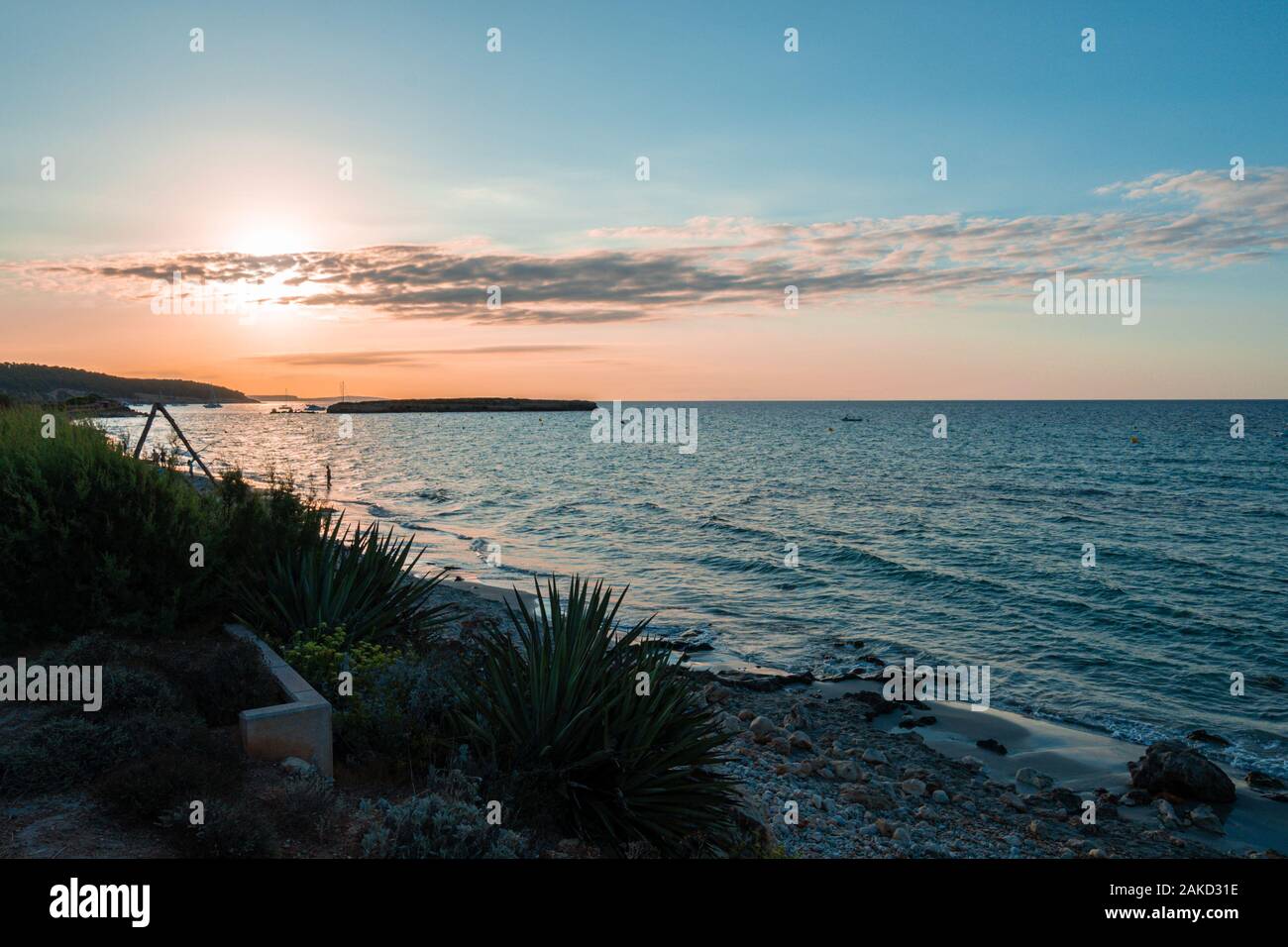 Ora del tramonto in Santo Tomas beach sull'isola di Minorca. Foto Stock