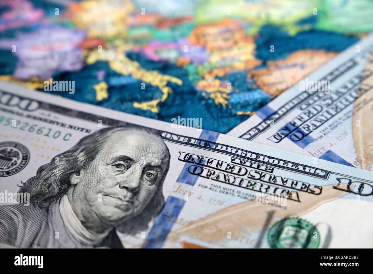 Dollari USA sulla mappa dell'Europa. Concetto di commercio tra Stati Uniti e Europa, tasso di cambio, il turismo, gli investimenti americani in UE Foto Stock