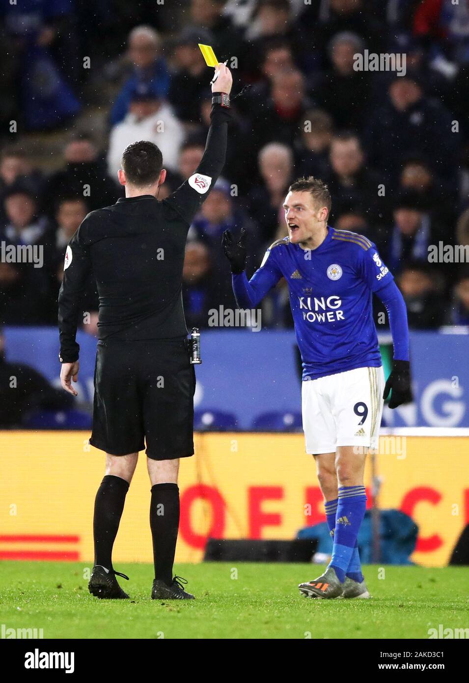 Il Leicester City's Jamie Vardy (a destra) è mostrato un cartellino giallo da arbitro Chris Kavanagh durante la Coppa Carabao semi finale prima gamba corrispondono al King Power Stadium, Leicester. Foto Stock