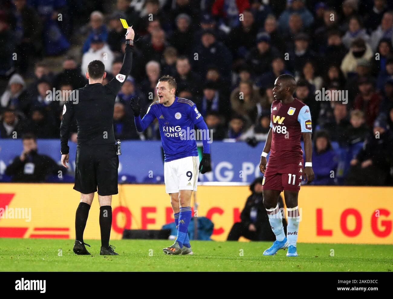 Il Leicester City's Jamie Vardy (centro) è mostrato un cartellino giallo da arbitro Chris Kavanagh durante la Coppa Carabao semi finale prima gamba corrispondono al King Power Stadium, Leicester. Foto Stock