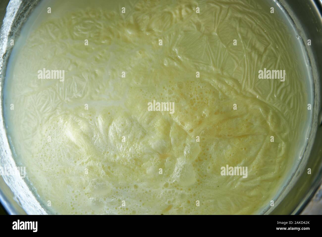 Latte bollito in una padella. Schiuma di latte. Foto Stock