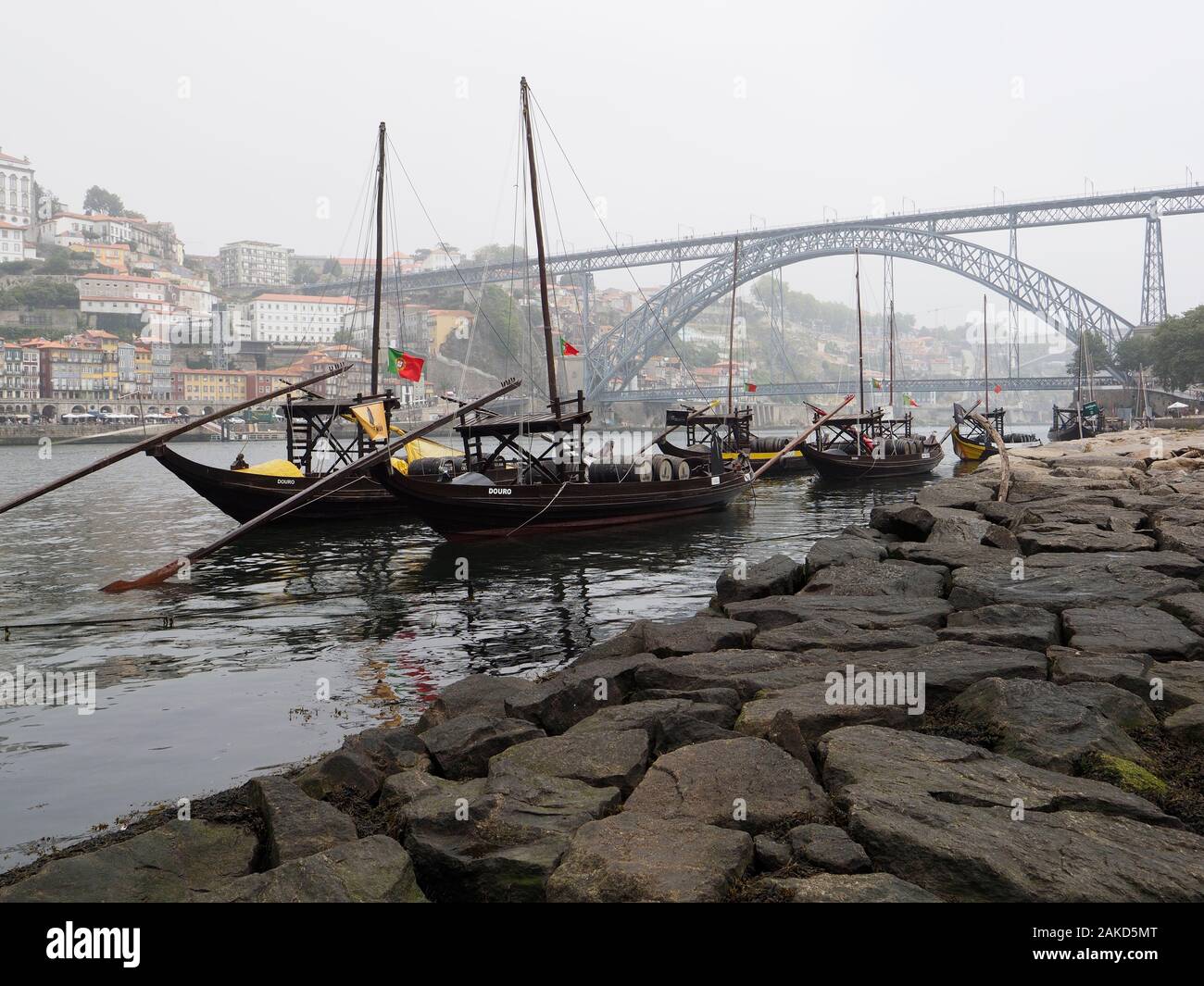 In legno classico vino di Porto barche nel fiume Douro nel centro della città di Porto, Portogallo Foto Stock