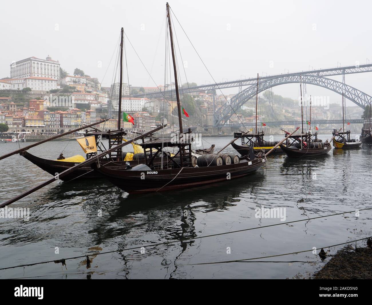 In legno classico vino di Porto barche nel fiume Douro nel centro della città di Porto, Portogallo Foto Stock
