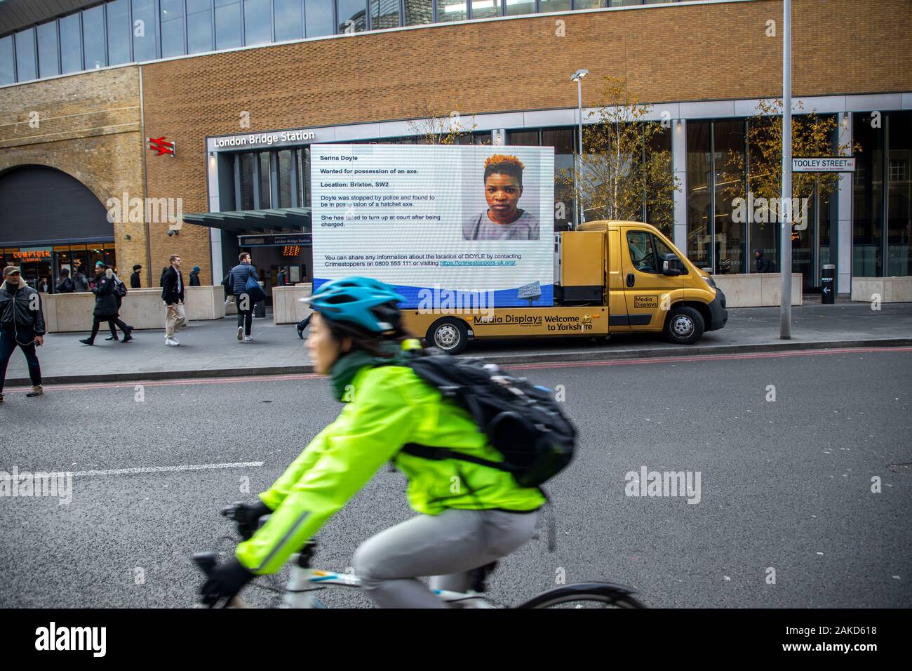 Mobile video wall, la metropolitana di Londra la polizia è alla ricerca di varie penale individui, dal profilo digitale, stazione di London Bridge, London, Regno Ki Foto Stock