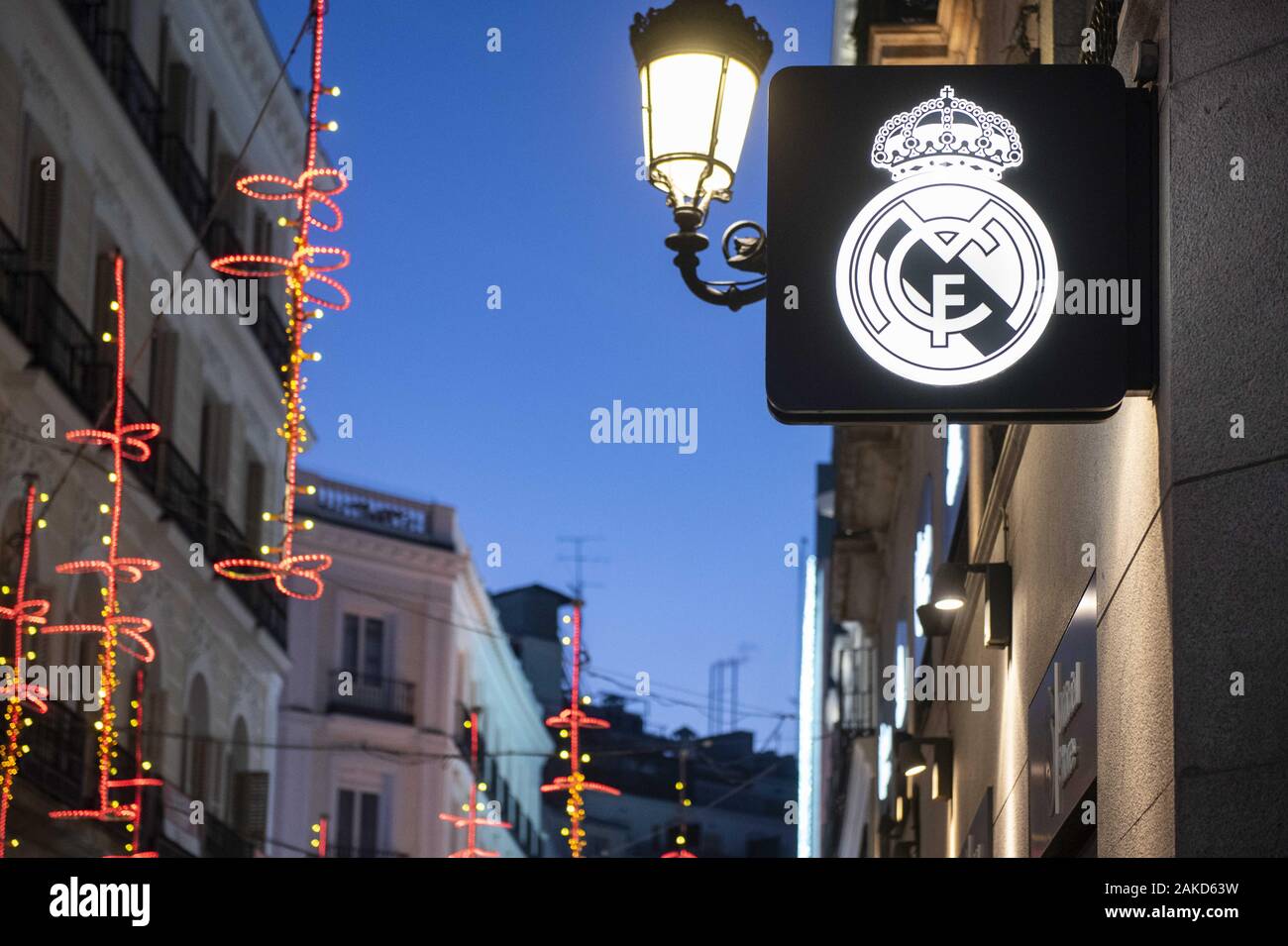 Spagna. Il 2 gennaio, 2020. Club di calcio spagnolo professionale team Real Madrid Club de FÃºtbol comunemente noto come Real Madrid store del marchio e il logo che si vede in Madrid. Credito: Budrul Chukrut SOPA/images/ZUMA filo/Alamy Live News Foto Stock