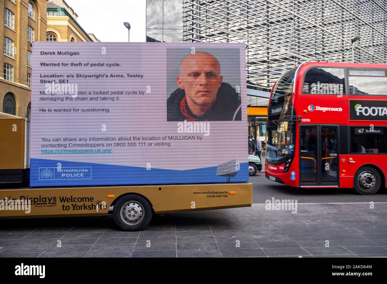 Mobile video wall, la metropolitana di Londra la polizia è alla ricerca di varie penale individui, dal profilo digitale, stazione di London Bridge, London, Regno Ki Foto Stock