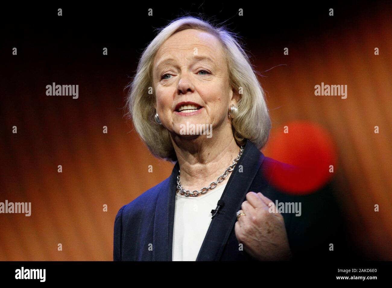 Las Vegas, Stati Uniti. 08 gen, 2020. Meg Whitman parla di staage durante il Quibi keynote address al 2020 International CES, presso il Parco Teatro MGM di Las Vegas, Nevada Martedì, 8 gennaio 2020. Foto di James Atoa/UPI Credito: UPI/Alamy Live News Foto Stock