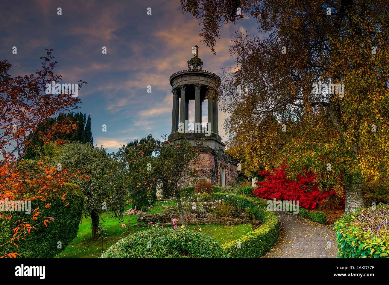 Esempio di vecchi Ayrshire Scottish giardini in autunno e inverno alla fine della giornata con alcune autunno inverno colori ancora su alberi e arbusti. Foto Stock