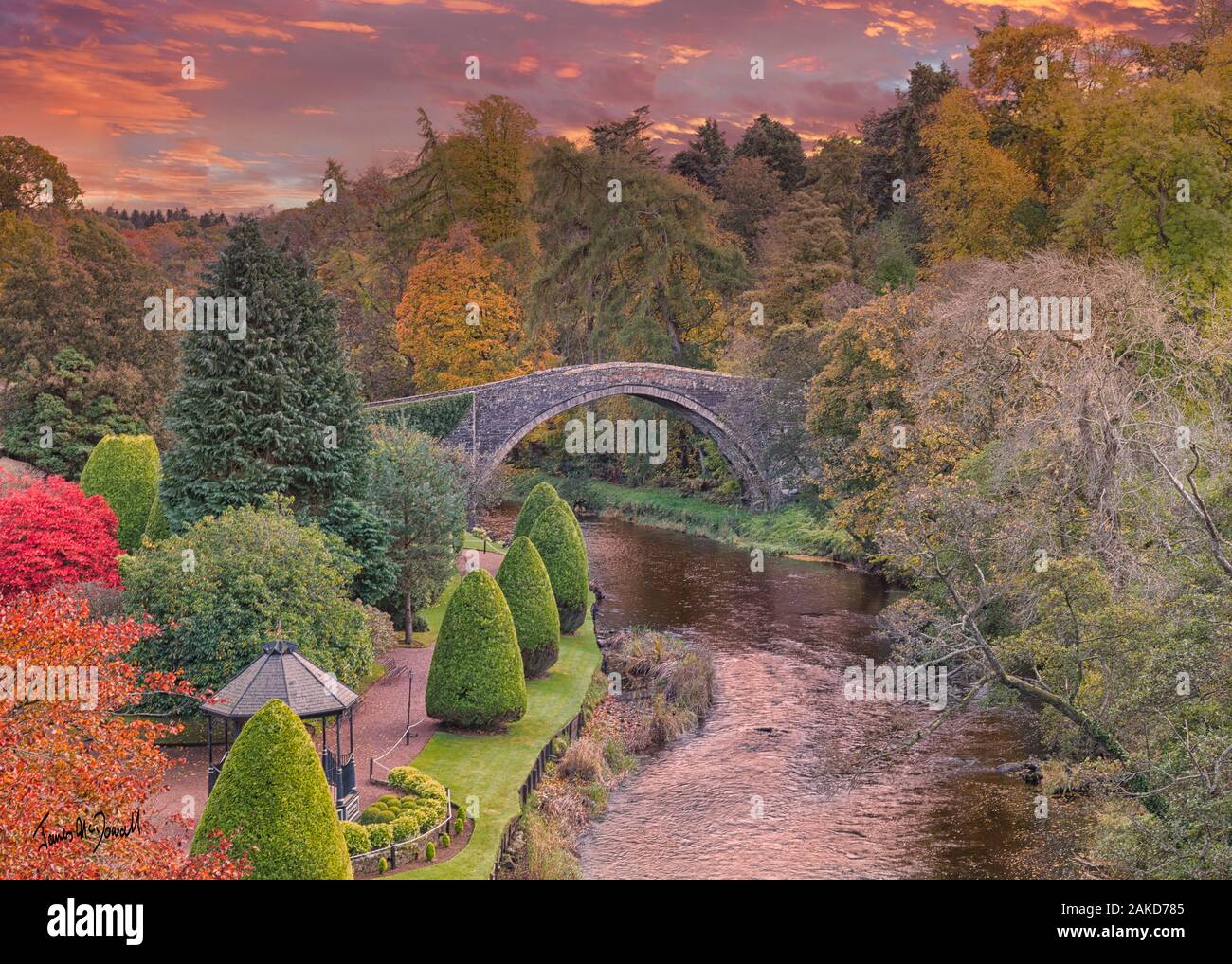 Il vecchio Brig a BrigO-Doon in autunno e inverno alla fine della giornata con alcune autunno inverno colori ancora su alberi e arbusti. Foto Stock