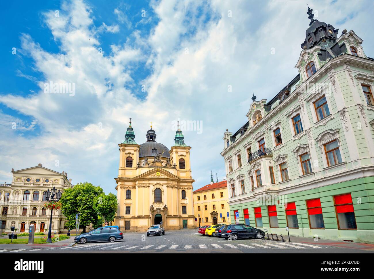Foto di strada con la Chiesa di San Giovanni Battista a Kromeriz. Moravia Repubblica Ceca Foto Stock
