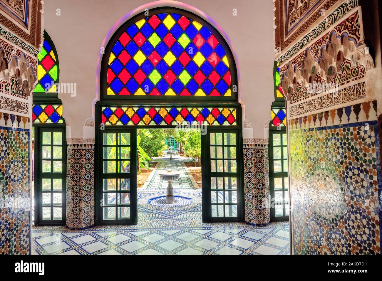 Splendidi interni con mosaici di vetro macchiato di windows e orname su pareti in un antico Palazzo di Bahia. Marrakech, Marocco Foto Stock