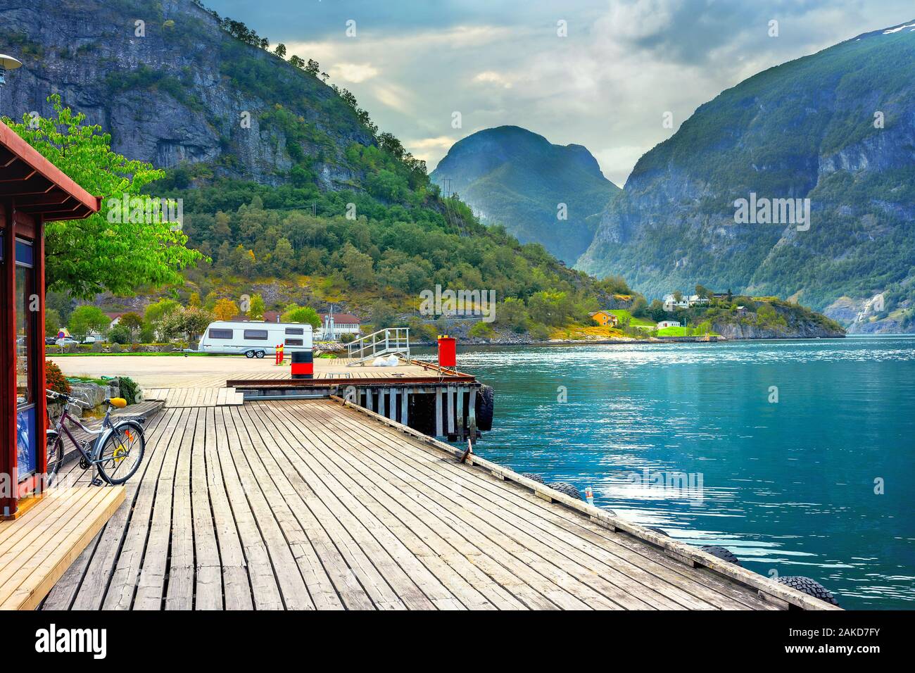 Paesaggio norvegese con la banchina in legno in Aurland. Aurlandsfjord, Norvegia Foto Stock