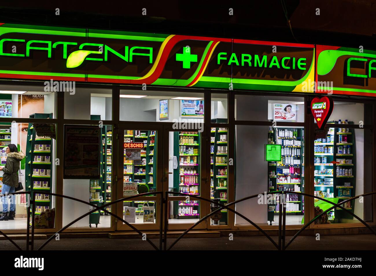 Vista esterna della catena Pharmacy Store, l'esterno e il logo di una catena  farmacia in una strada a Bucarest, Romania, 2020 Foto stock - Alamy