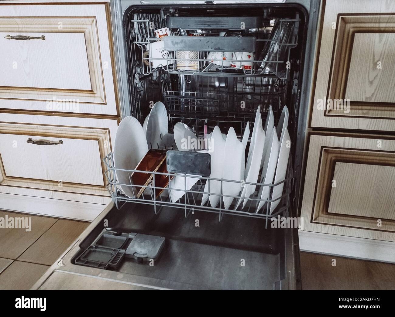 Aprire la lavastoviglie con piatti puliti. La tendenza di pulizia e igiene. Foto Stock