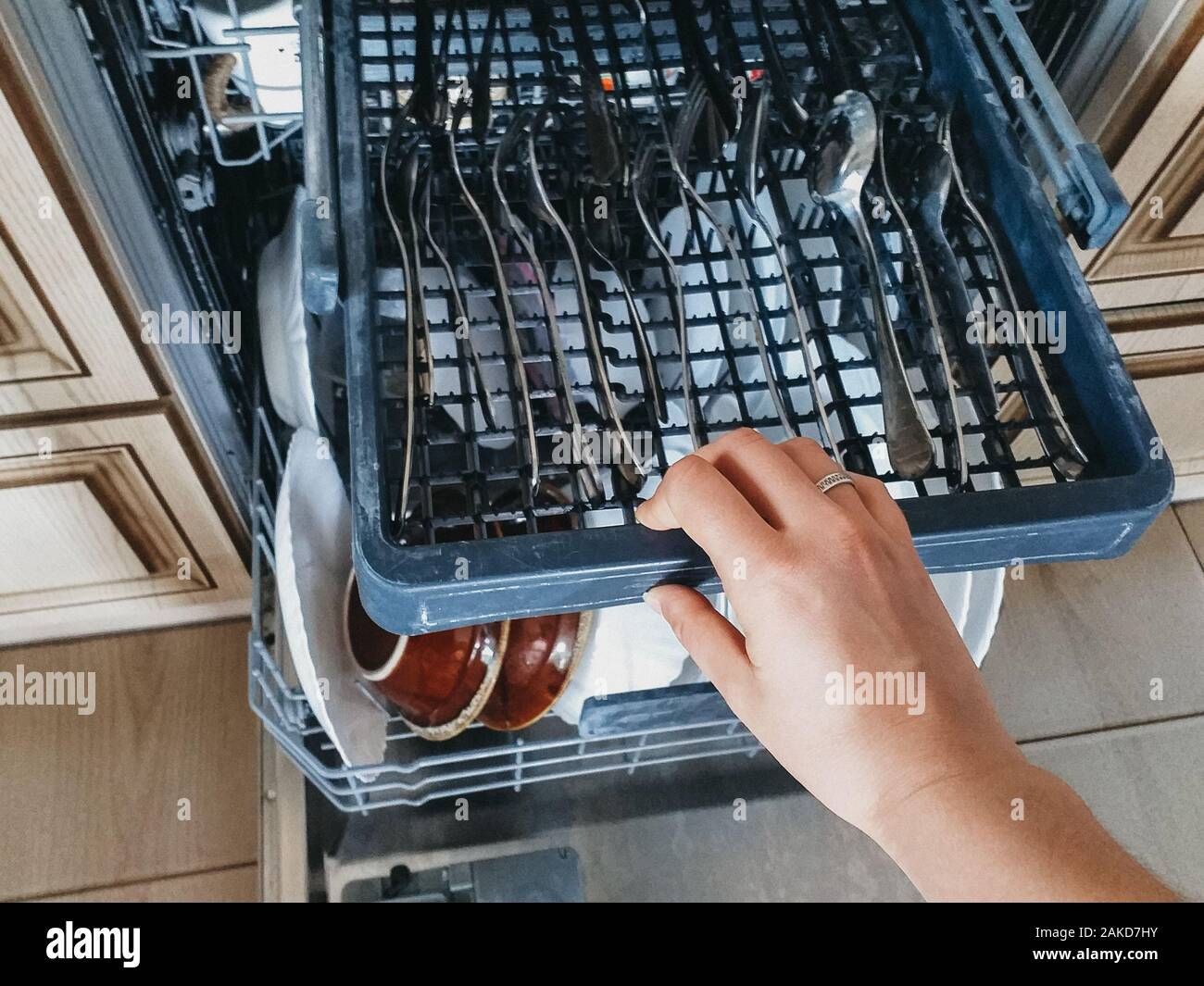 Aprire la lavastoviglie con piatti puliti. La tendenza di pulizia e igiene. Foto Stock
