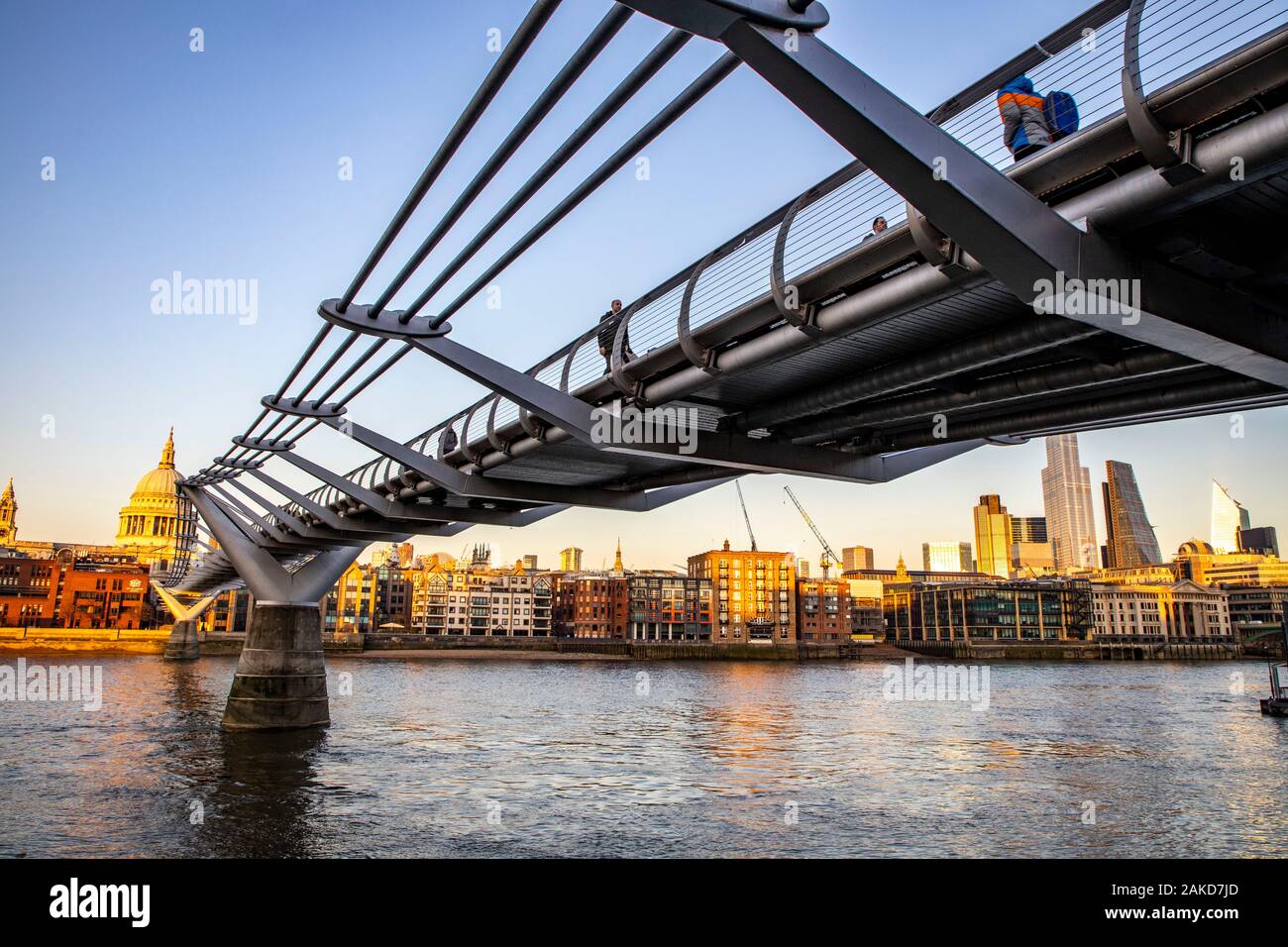 Millennium Bridge, attraverso il fiume Thames, London, Regno Unito Foto Stock