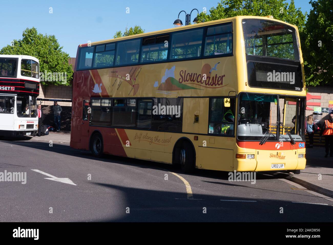 Jurassic Coaster attesa bus a Weymouth stazione ferroviaria sulla rampa di lavoro di sostituzione Foto Stock