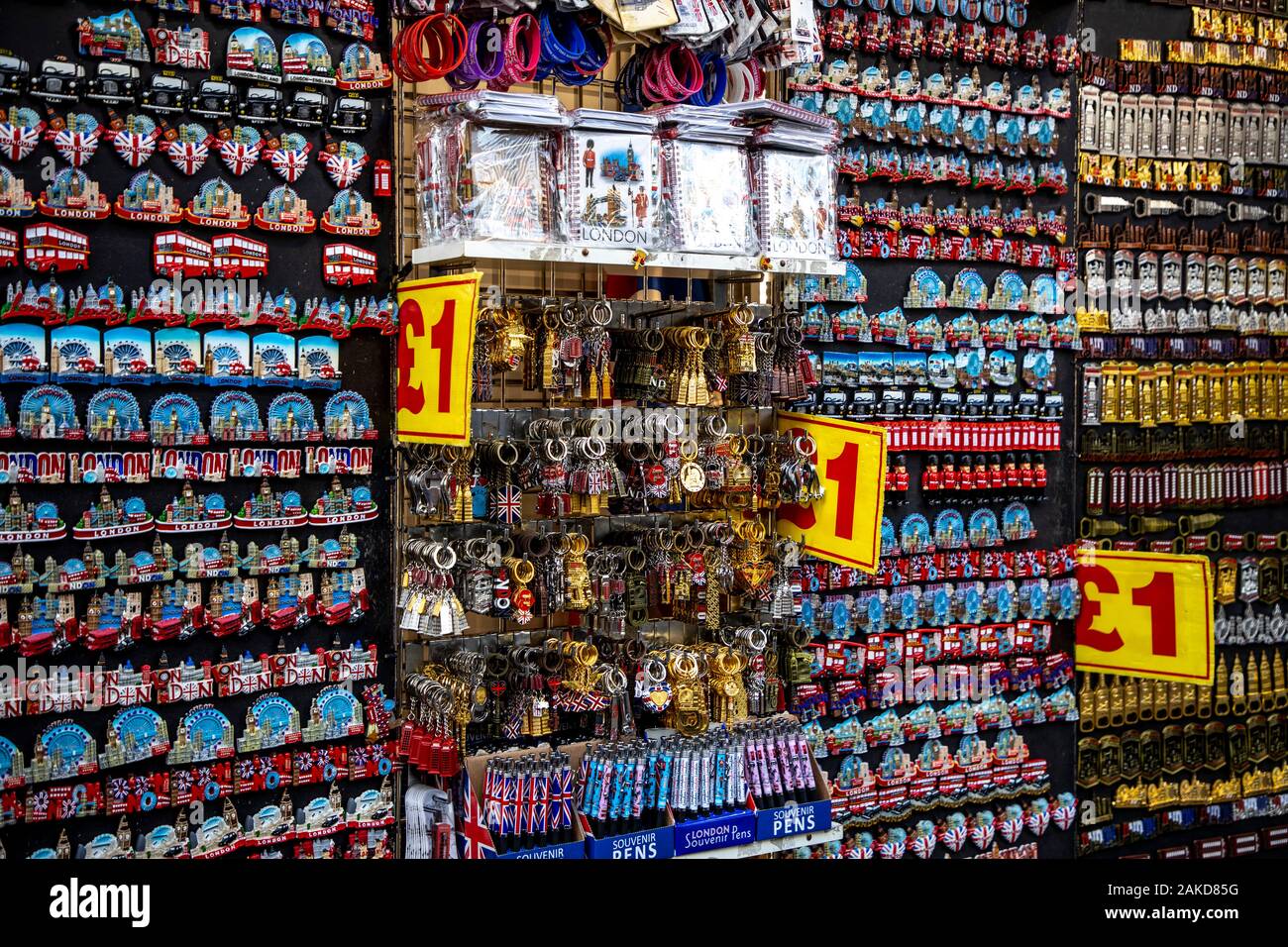 Negozio di souvenir, tutti per una sterlina britannica, Londra, Regno Unito Foto Stock