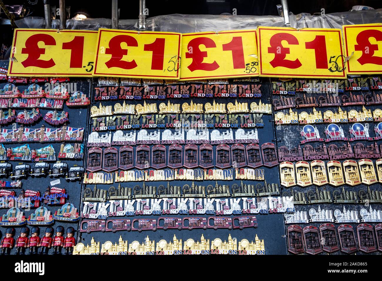 Negozio di souvenir, tutti per una sterlina britannica, Londra, Regno Unito Foto Stock