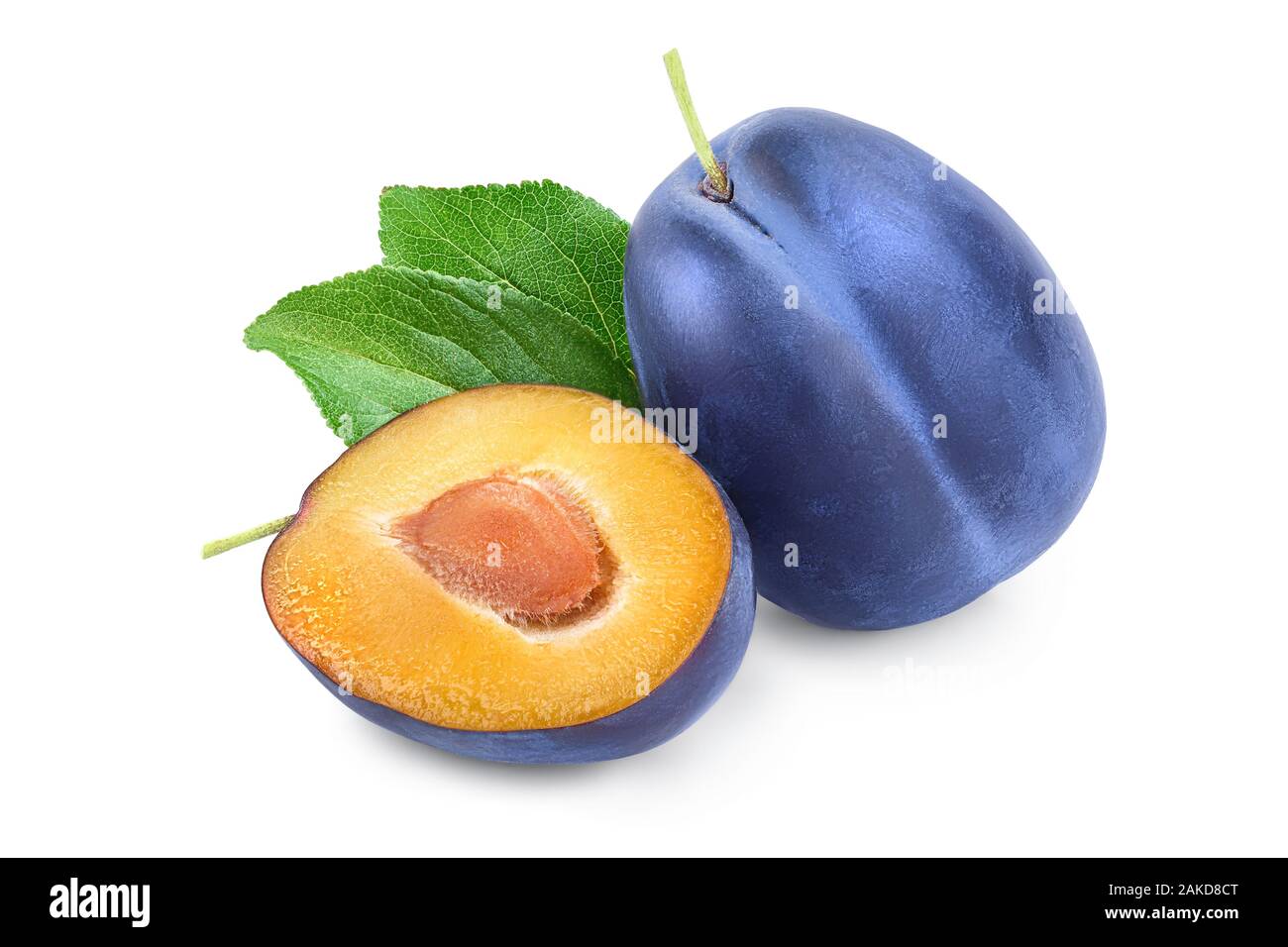 Freschi colori blu prugna e metà con foglie isolati su sfondo bianco Foto Stock