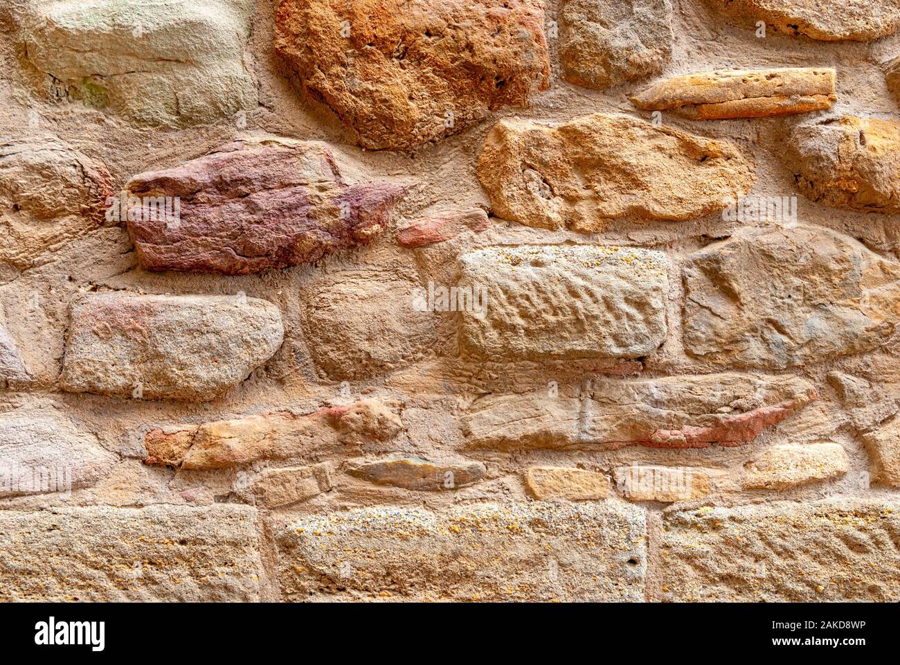 Le antiche mura e la posa in opera di vecchie pietre. Texture di sfondo design. Foto Stock