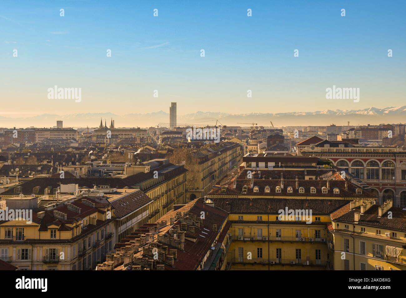 Vista in elevazione del centro storico di Torino con il grattacielo della Regione Piemonte la sede centrale e le Alpi Cozie mountain range, Piemonte, Italia Foto Stock