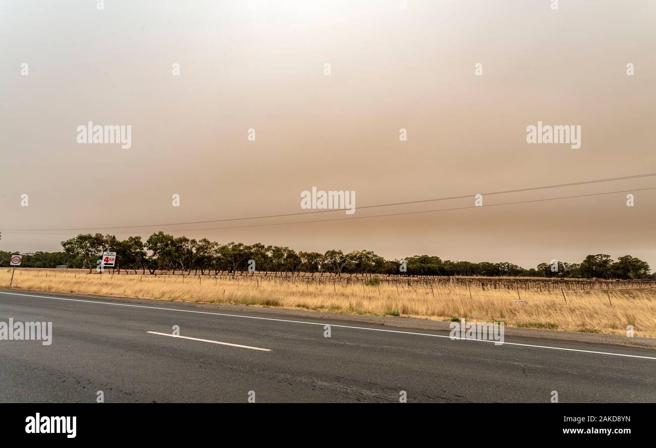 Vista del paesaggio lungo il Newell Highway nel Nuovo Galles del Sud con l'aria e il cielo coperto da nuvole di fumo denso risultante dall'bushfires in sé del Foto Stock