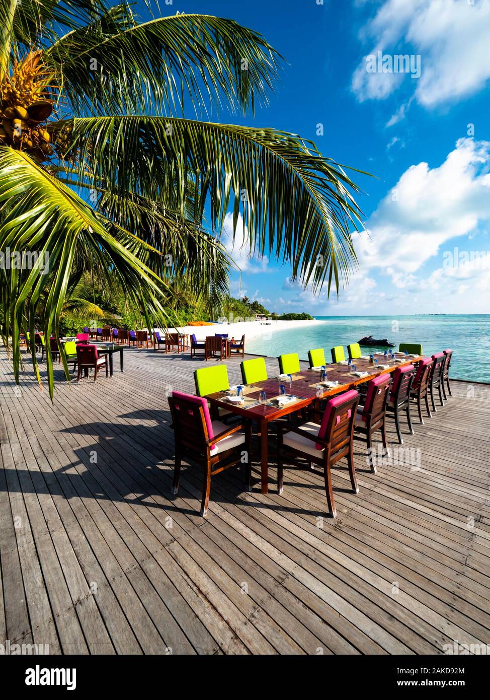 Tabella con le regolazioni del posto nella località turistica, isole Maldive, South Male Atoll, Maldive Foto Stock