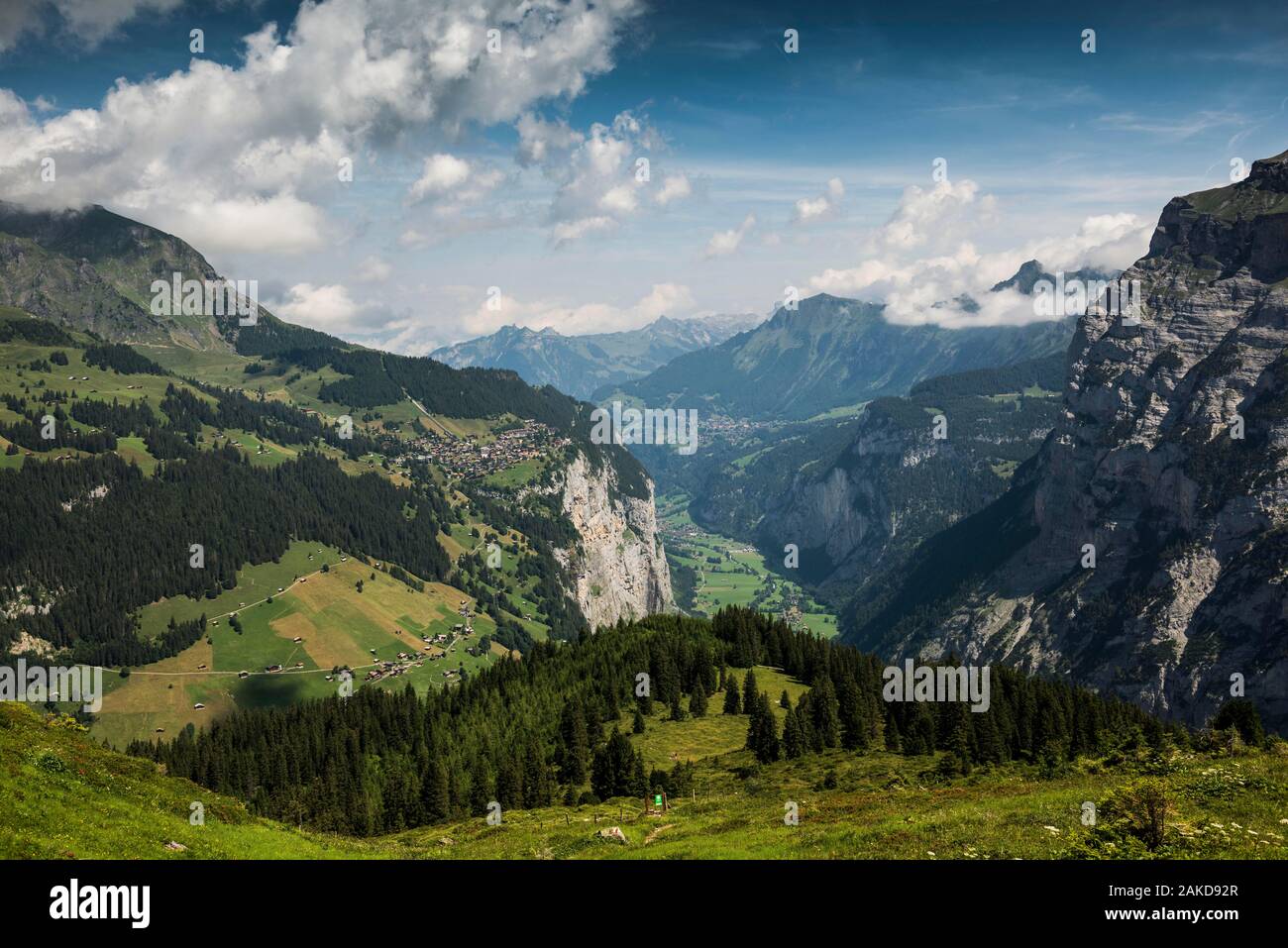 Vista di Muerren e la Valle di Lauterbrunnen, Jungfrau-Aletsch-Bietschhorn in background, Oberland bernese, il Cantone di Berna, Svizzera Foto Stock