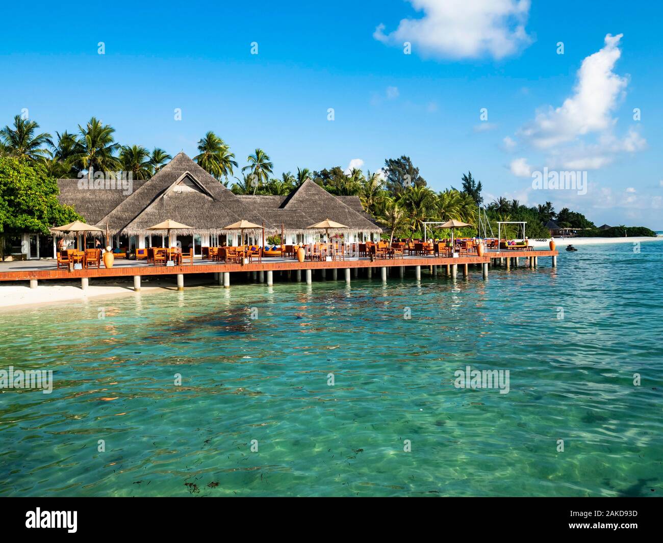 Villaggio Turistico Bungalows tra alberi di palma, isole Maldive, South Male Atoll, Maldive Foto Stock