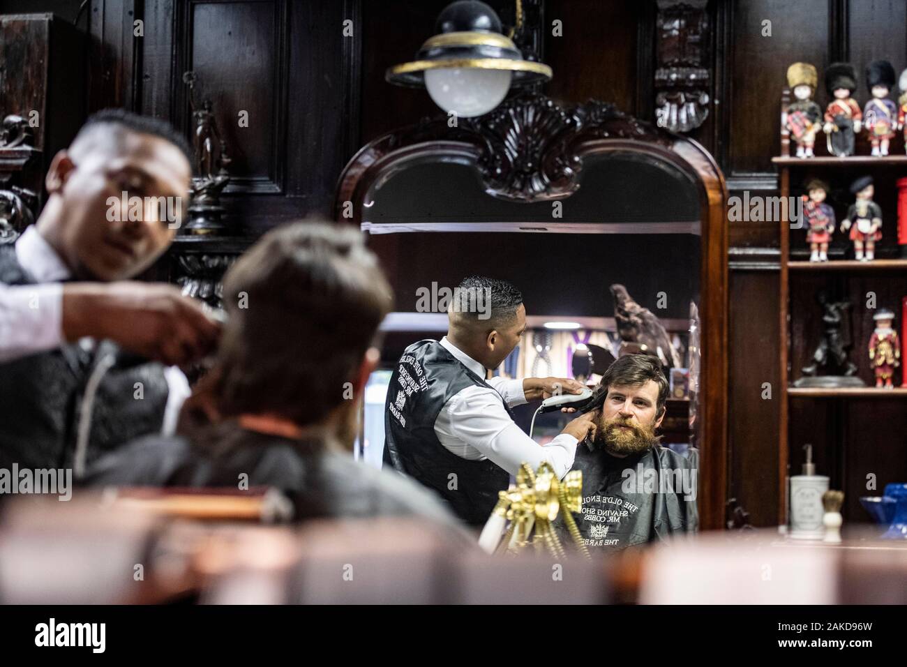Parrucchiere taglia i capelli, tradizionale barbiere, signor Cobbs, Cape Town, Sud Africa Foto Stock