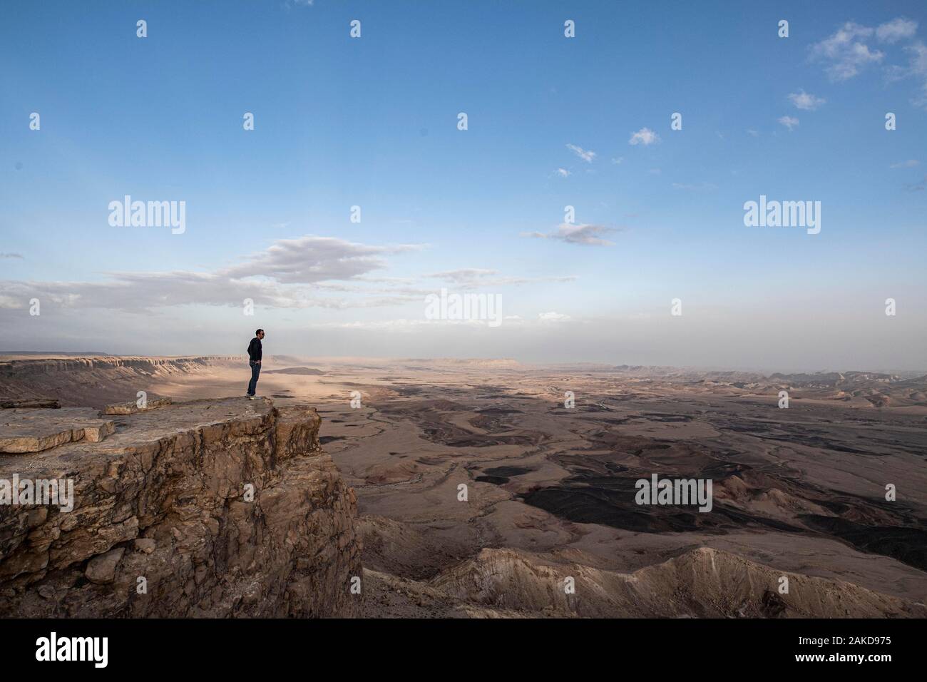 Tourist permanente sulla roccia di Maktesh Ramon cratere, Israele Foto Stock