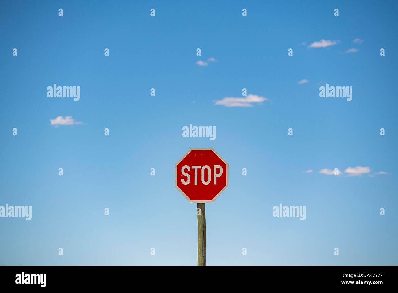 Il segnale di arresto nella parte anteriore del cielo blu con nuvole, Sud Africa Foto Stock