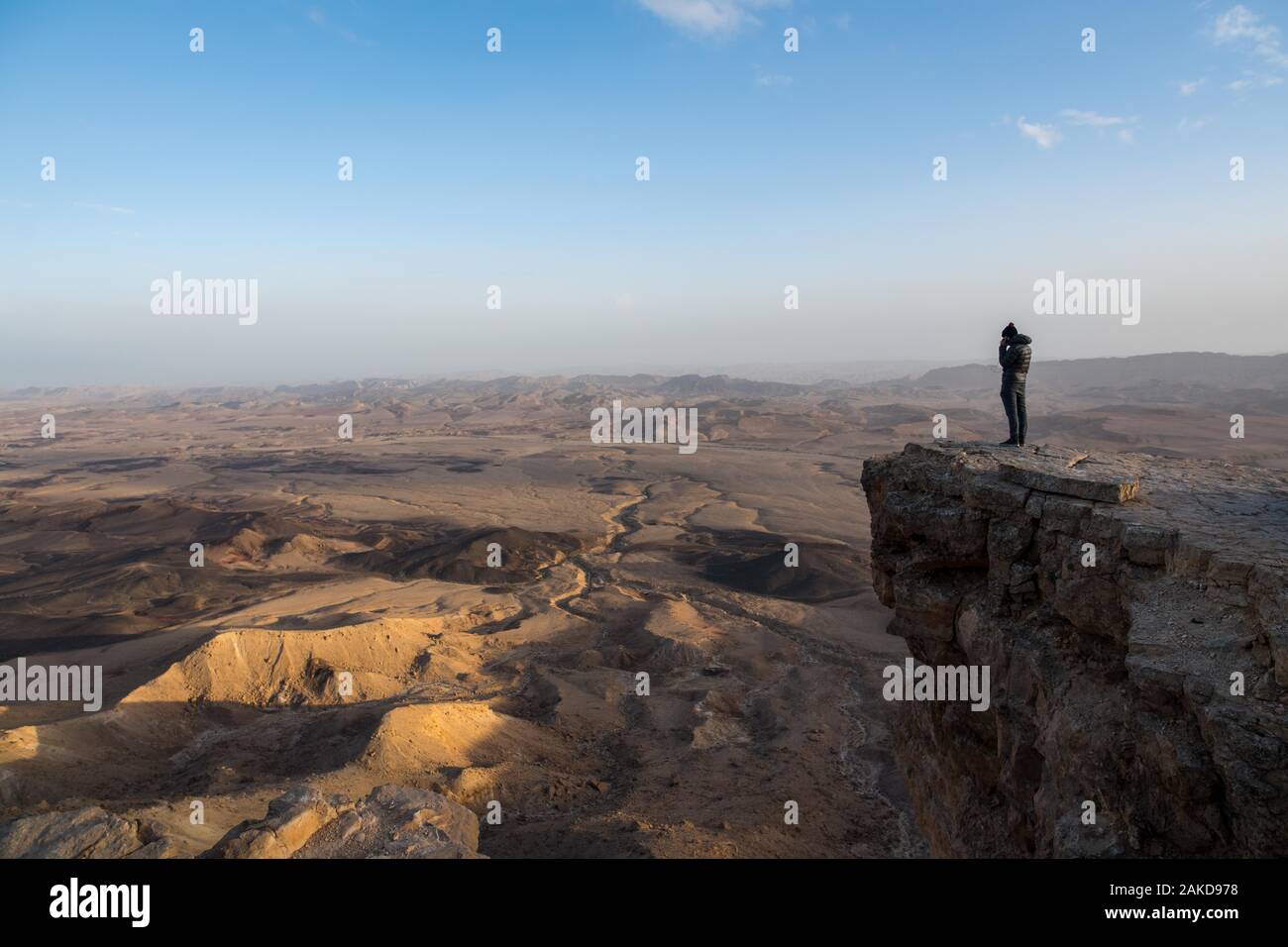 Tourist permanente sulla roccia di Maktesh Ramon cratere, Israele Foto Stock