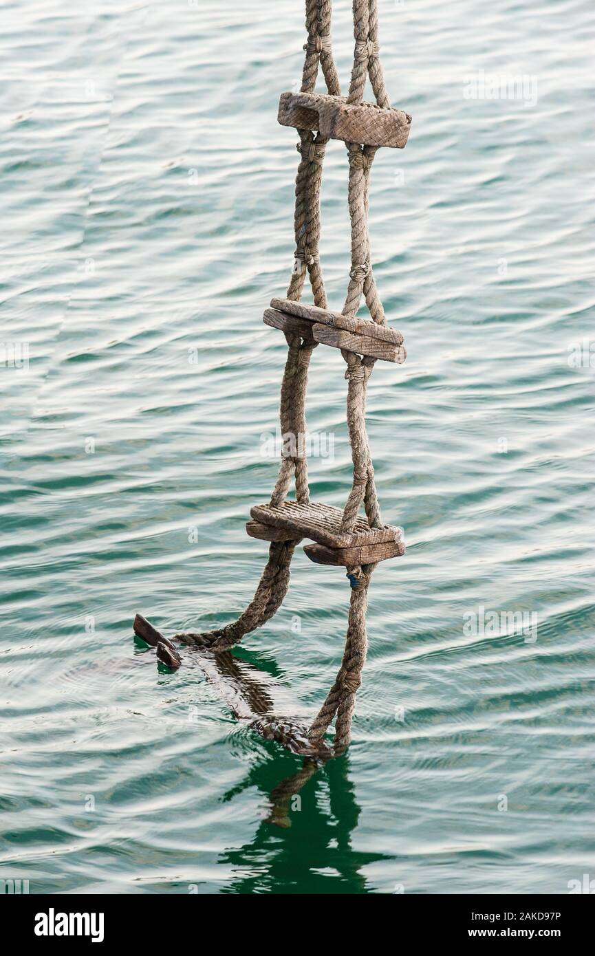 Una corda appesa a scala dalla nave Foto Stock