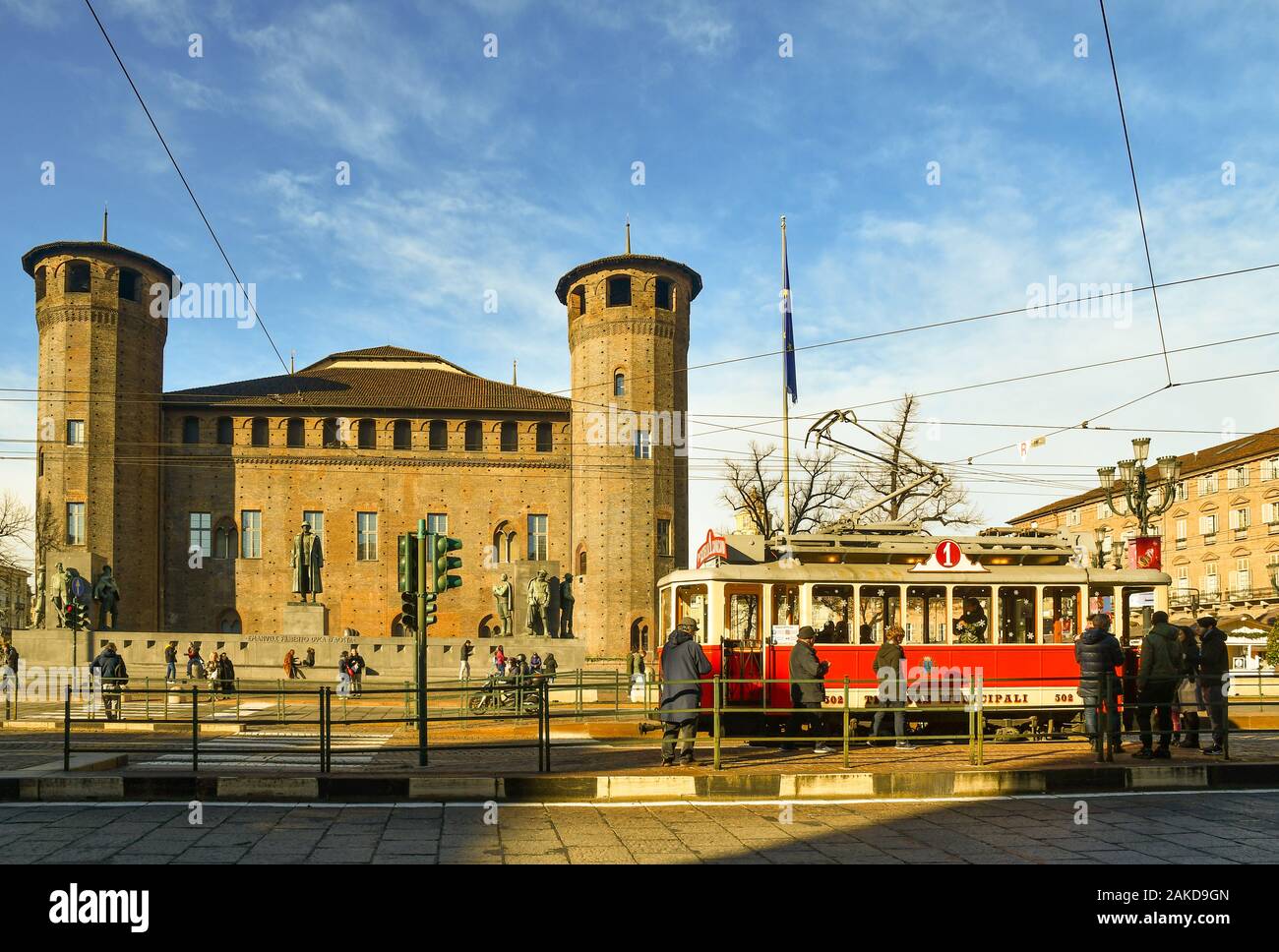Storico tram numero 1 ('30s) nella parte anteriore della casaforte degli Acaja castello medievale in Piazza Castello nel centro di Torino, Piemonte, Italia Foto Stock