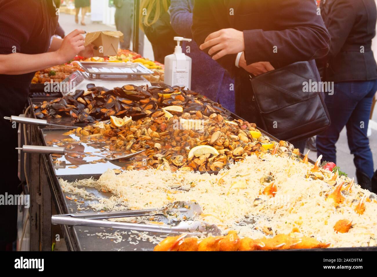 Cozze, Gamberi e altri frutti di mare sulla strada del mercato, da asporto. Veloce o street food concept. Sagra del pesce e cucina a base di pesce. Foto Stock