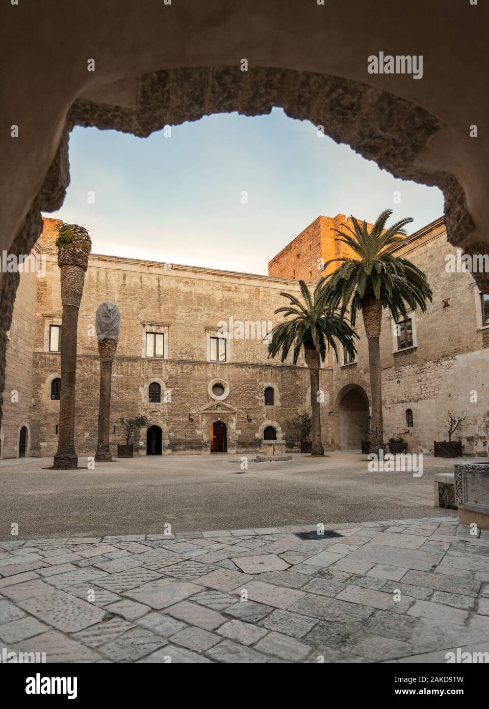 La corte del Castello Svevo o il Castello Svevo di Bari, Puglia, Italia Foto Stock