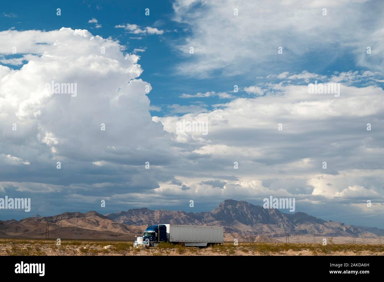 Grande carro alla base della cornice con grande cielo drammatico Foto Stock